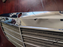 Load image into Gallery viewer, 85-93 Mercedes Benz W124 grille OEM #1248880223
