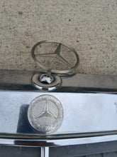 Load image into Gallery viewer, 85-93 Mercedes Benz W124 OEM grille mint 1248880223
