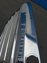 Load image into Gallery viewer, 85-93 Mercedes Benz W124 OEM grille  1248880223

