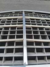 Load image into Gallery viewer, 85-93 Mercedes Benz W124 OEM grille  1248880223
